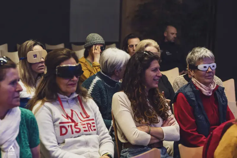 Festival Aventure et Découverte - Val d'Isère - L’entame de l’atelier sensoriel imaginé par Pierre et Carla Petit : privé d’une grande partie de la vision. ©Jocelyn Chavy - AlpineMag